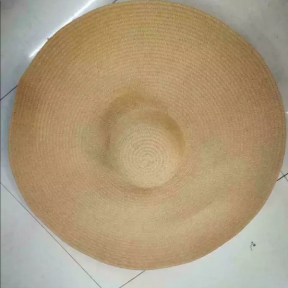 Huge hat wide brimmed straw beige resort beach - Picture 4 of 13